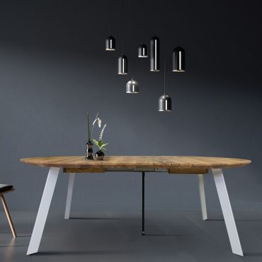 Esszimmer im skandinavischen Stil mit Holzstuhl und Tisch.