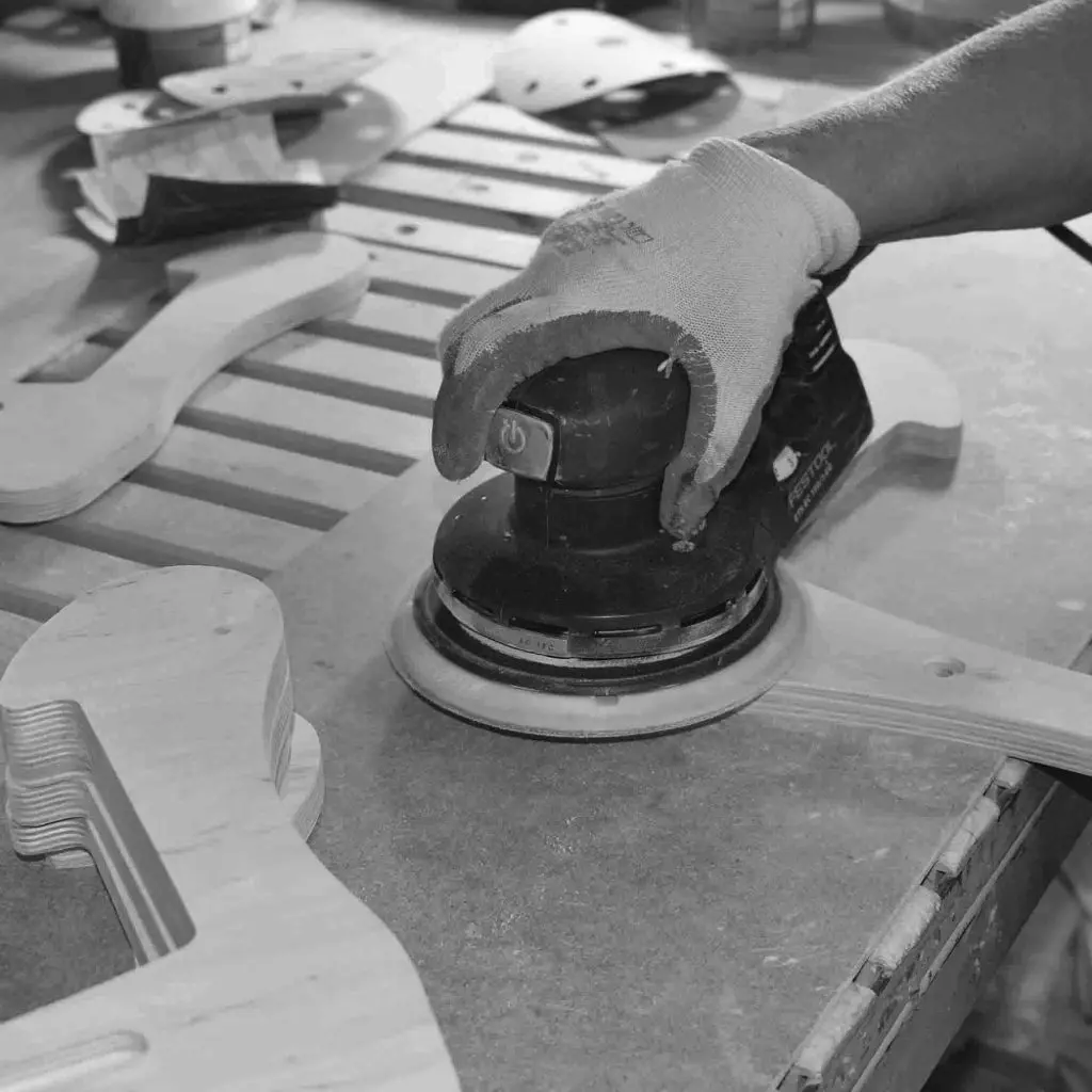 Schleifen Holz Wohnholz Design Werkstatt Schwarzweiß