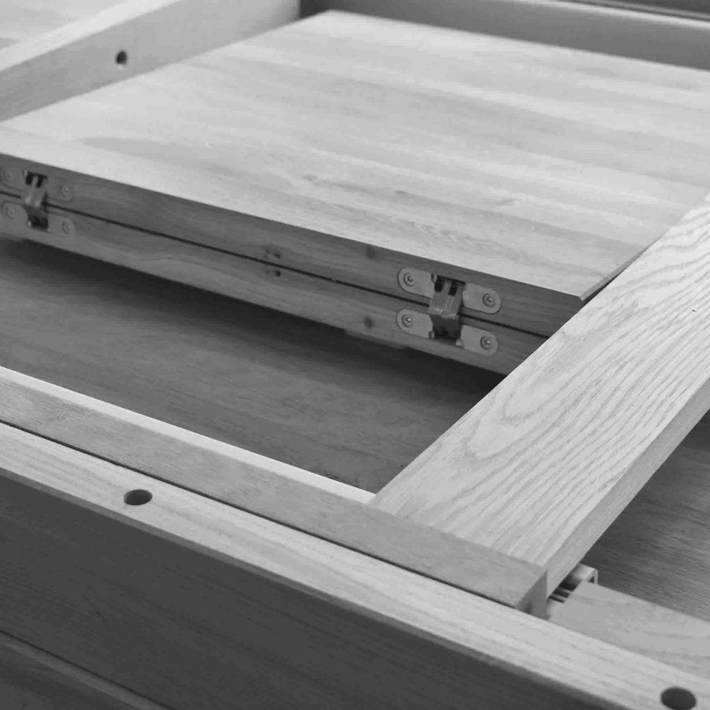 Wohnholz Endkontrolle Qualität Massivholztisch Schwarzweiß