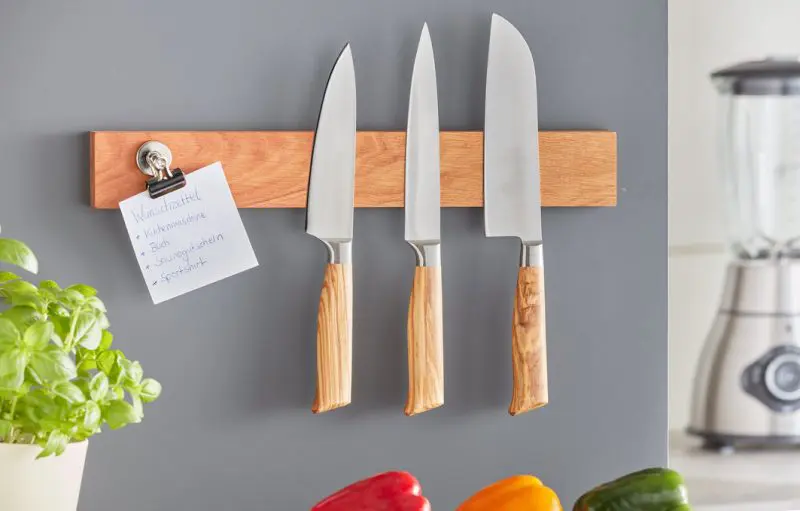 Einsatzort Kueche Messerleiste Massiv