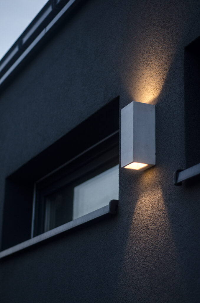 Orto Outdoor Außenleuchte Beton am Fenster
