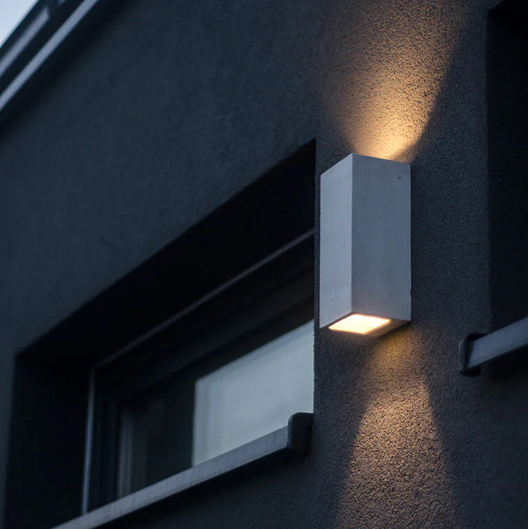 Orto Outdoor Außenleuchte Beton am Fenster