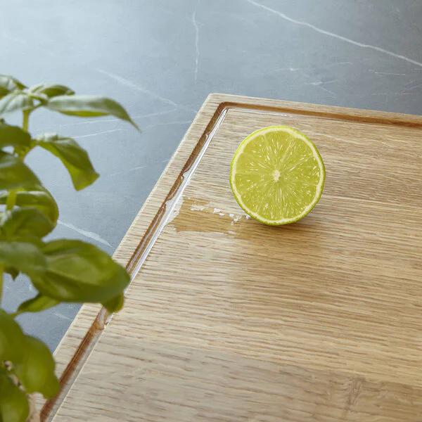 Schneidebrett Holz Eiche Holzbrett Groß Massiv Saftrille Detailaufnahme V1