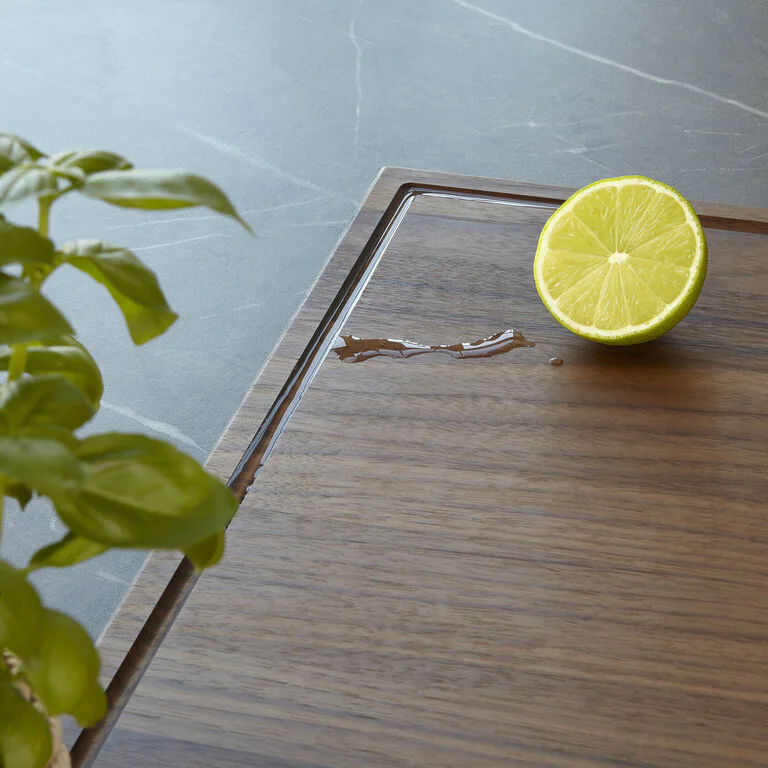 Schneidebrett Holz Nussbaum Holzbrett Groß Massiv Saftrille Detailaufnahme V1